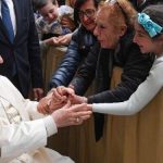 El papa: «Los ancianos no deben ser dejados solos sino vivir en familia»
